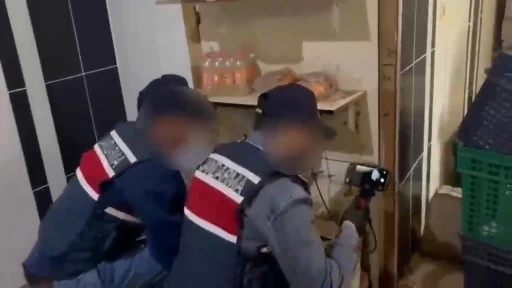 Dekoratif rafın arkasındaki gizli depoda 558 litre sahte i&ccedil;ki ele ge&ccedil;irildi
