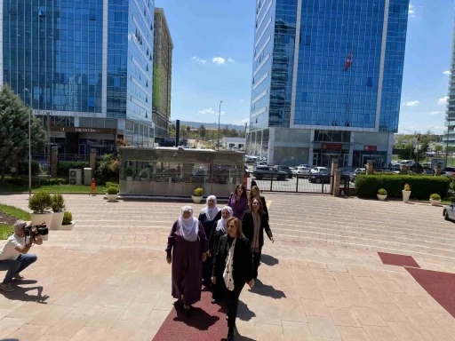 Dem Parti S&ouml;zc&uuml;s&uuml; Doğan&rsquo;dan CHP&rsquo;ye anneler g&uuml;n&uuml; ziyareti
