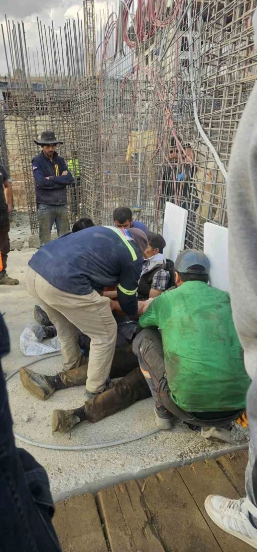 Demir beton kalıbı işçilerin üzerine düştü: 3 yaralı
