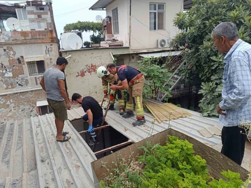 Demir saçın çökmesiyle çatıdan düşen kadın yaralandı
