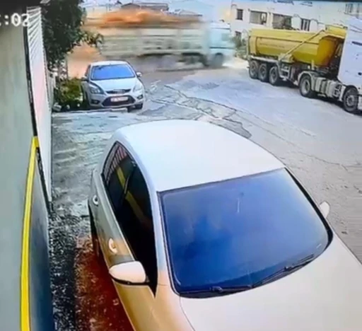 Demir yüklü kamyon 8 metrelik duvardan bahçeye uçtu
