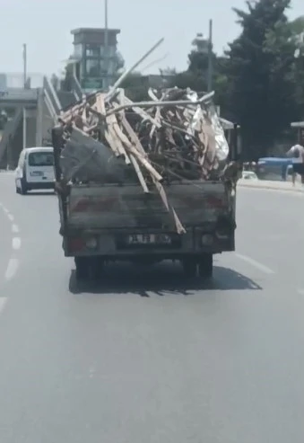 Demir y&uuml;kl&uuml; kamyonetin tehlikeli yolculuğu kamerada
