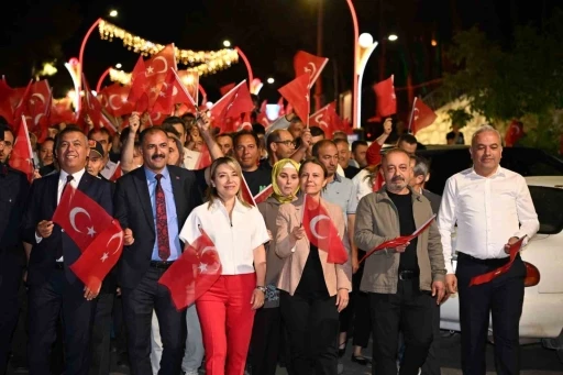 Demirci&rsquo;de demokrasi n&ouml;betinde kahramanlık t&uuml;rk&uuml;leri yankılandı
