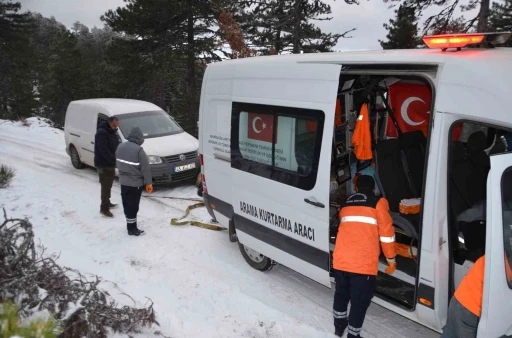 Demirci&rsquo;de kar nedeniyle yolda mahsur kalan 3 avcı kurtarıldı
