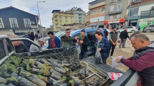 Demirci’de vatandaşlara 3 bin fidan dağıtıldı
