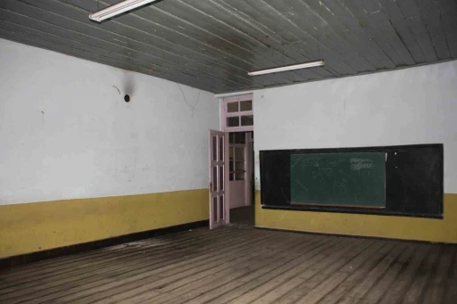 Demirci&rsquo;nin k&ouml;kl&uuml; halıcılığı tarihi okulda yaşatılacak
