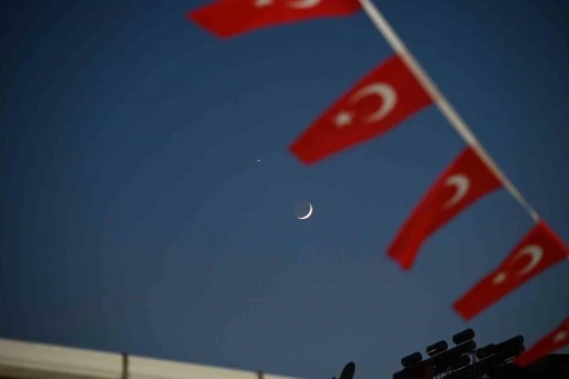 Demirci semalarında mest eden g&ouml;r&uuml;nt&uuml;: Hilal ve yıldız yan yana
