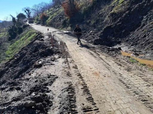 Demirhan ile &Ccedil;obanlar arasındaki yol yeniden ulaşıma a&ccedil;ıldı
