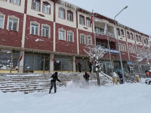 Demir&ouml;z&uuml;&rsquo;nde cadde ve ara sokaklar kardan temizleniyor
