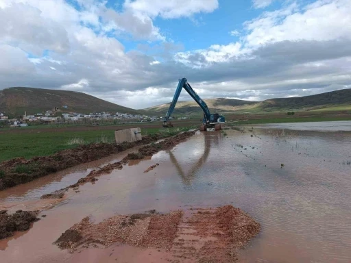 Demir&ouml;z&uuml;&rsquo;nde debisi y&uuml;kselen derelerde &ccedil;alışma başlatıldı
