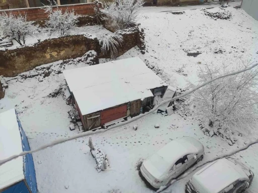 Demir&ouml;z&uuml;&rsquo;nde nisan s&uuml;rprizi: İl&ccedil;e beyaza b&uuml;r&uuml;nd&uuml;
