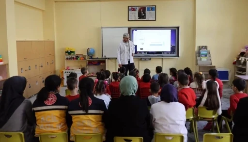 Demir&ouml;z&uuml;&rsquo;nde &ouml;ğrencilere sağlık eğitimi verildi acil sağlık hizmetlerinin &ouml;nemi anlatıldı
