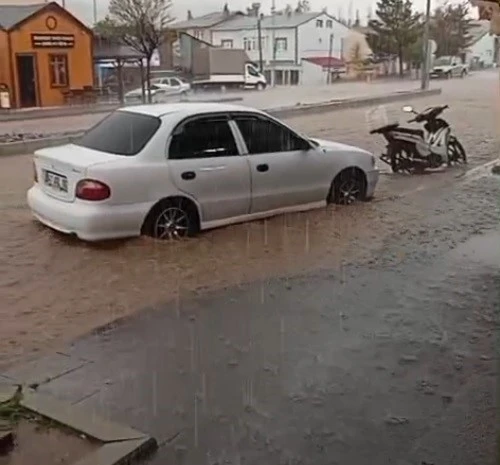 Demir&ouml;z&uuml;&rsquo;nde sağanak yağış hayatı olumsuz etkiledi
