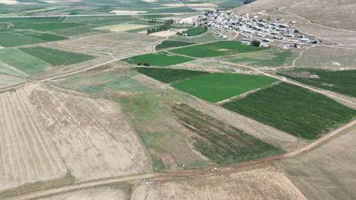Demirözü’nde tarla içi yolların yapımına başlandı
