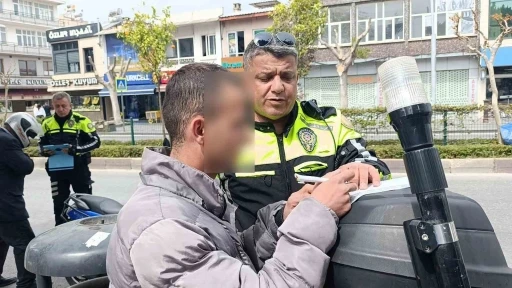 Denetime takılınca ‘ehliyetimi evde unuttum’ dedi, olmadığı ortaya çıkınca da ‘kardeşimin var’ dedi
