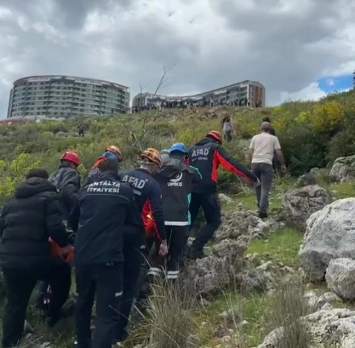 Dengesini kaybederek kayalıklardan d&uuml;şen kadını ekipler kurtardı
