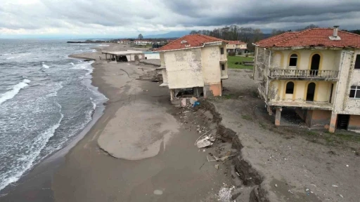 Deniz 100 metre i&ccedil;eri girdi, villalar &ccedil;&ouml;kt&uuml;
