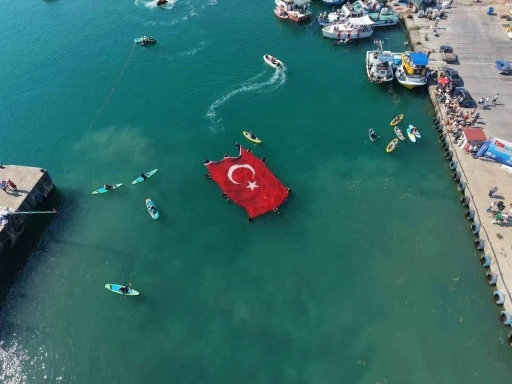 Denizcilik ve Kabotaj Bayramı&rsquo;nda denizde a&ccedil;ılan dev bayrak alkış aldı
