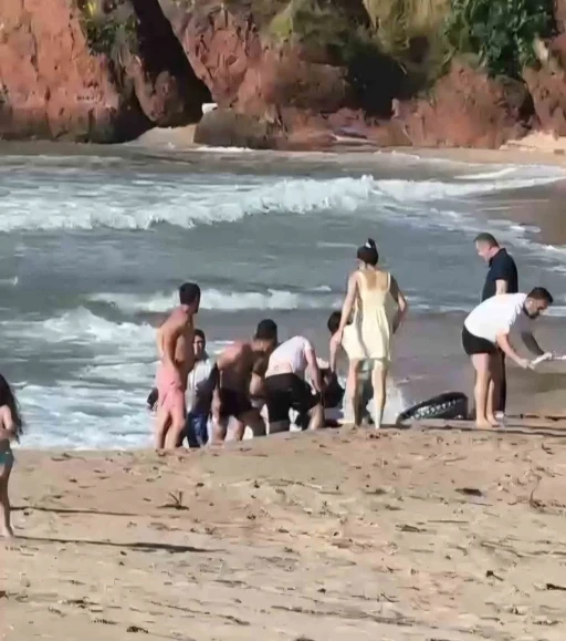 Denizde boğulma tehlikesi ge&ccedil;iren 2 kişi kurtarıldı
