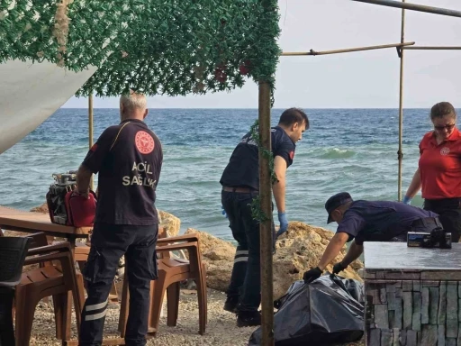 Denize giren 79 yaşındaki yaşlı adamın cansız bedenini kayalıklara savruldu
