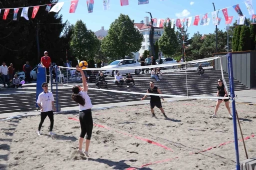 Denizi olmayan Bolu&rsquo;da plaj voleybolu oynadılar
