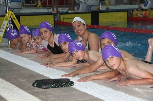 Denizi olmayan Gaziantep’te günlük 3 bin kişiye yüzme öğretiliyor
