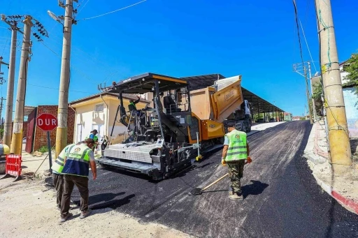 Denizli B&uuml;y&uuml;kşehir Akkent Mahallesi&rsquo;nde sıcak asfalt &ccedil;alışmalarına başladı
