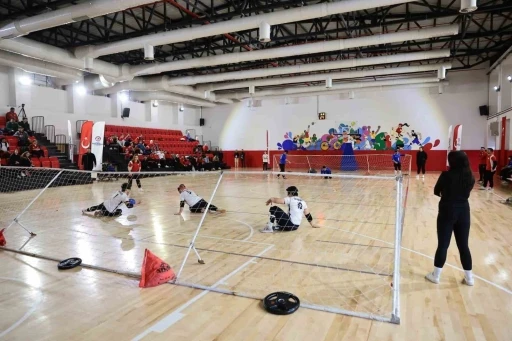 Denizli B&uuml;y&uuml;kşehir&rsquo;den g&ouml;rme engelli sporculara Braille alfabeli madalya
