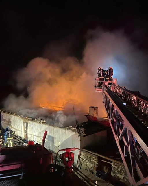 Denizli&rsquo;de alevler iş yerini kullanılamaz hale getirdi
