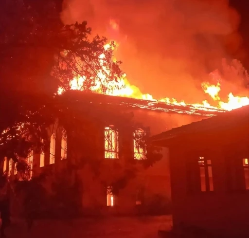 Denizli’de Cumhuriyet’in ilk yıllarından kalma ilkokul kül oldu
