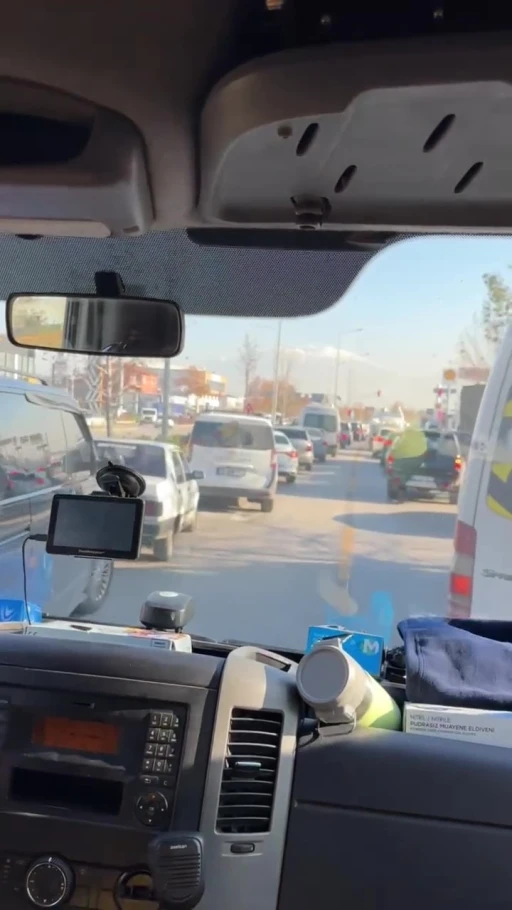 Denizli&rsquo;de duyarlı s&uuml;r&uuml;c&uuml;lerin fermuar sistemi ile yol verdiği anlar kamerada
