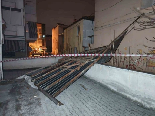 Denizli&rsquo;de fırtına ağa&ccedil;ları devirdi, &ccedil;atıları u&ccedil;urdu
