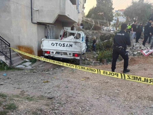 Denizli’de kamyonet evin bahçesine uçtu; 1 ölü 3 yaralı
