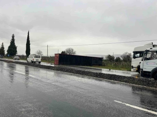 Denizli&rsquo;de kayganlaşan yolda tırın dorsesi yola savruldu
