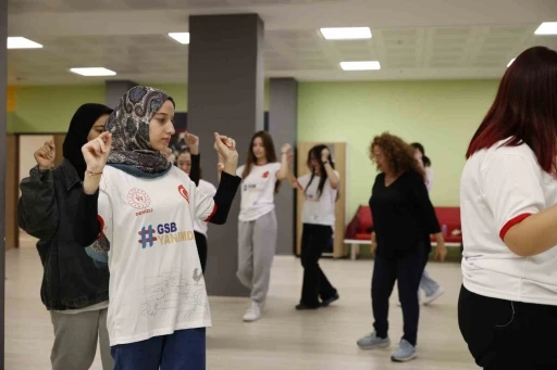Denizli&rsquo;de &ouml;ğrenciler yurtlarda halk oyunları &ouml;ğreniyor
