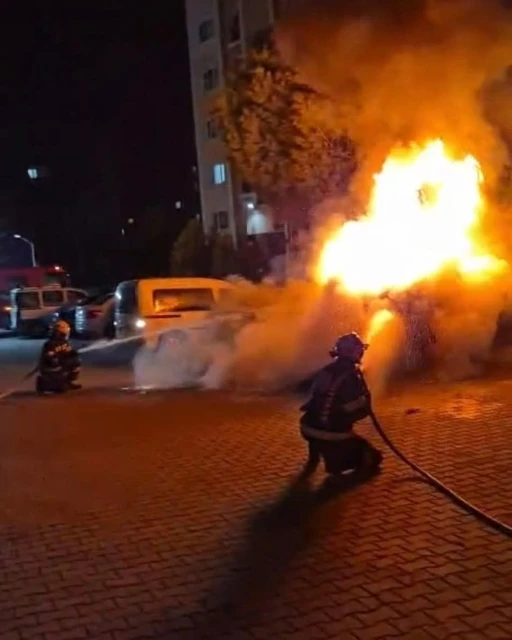Denizli&rsquo;de park halindeki ara&ccedil; alev alev yandı
