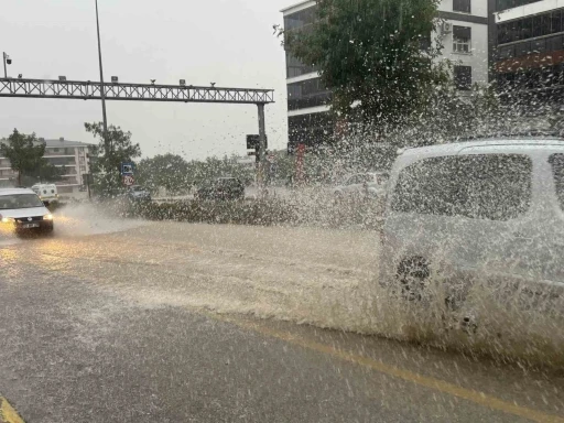 Denizli&rsquo;de şiddetli yağış trafiği fel&ccedil; etti
