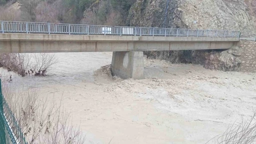 Denizli&rsquo;de su seviyesi artan derelerde k&ouml;pr&uuml;ler zarar g&ouml;rd&uuml;
