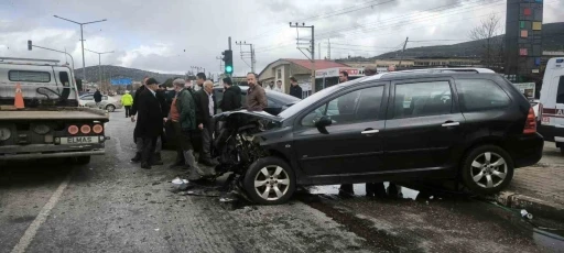 Denizli&rsquo;de &uuml;&ccedil; aracın karıştığı kazada 1 kişi ağır yaralandı
