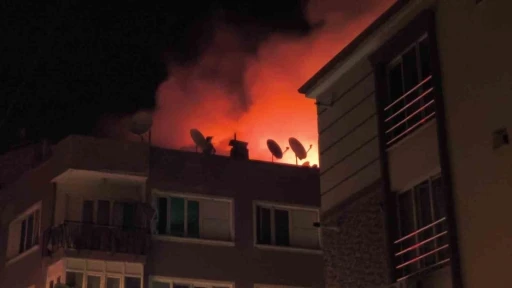 Denizli&rsquo;de yanan &ccedil;atıya hortumla &ccedil;ıkan vatandaş mahalleliye ecel terleri d&ouml;kt&uuml;rd&uuml;
