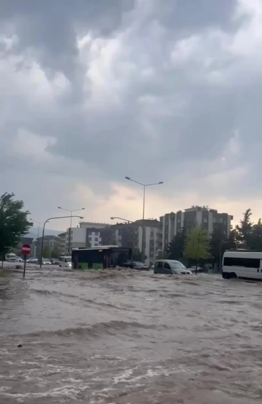 Denizli’de yollar göle döndü, sürücüler zor anlar yaşadı
