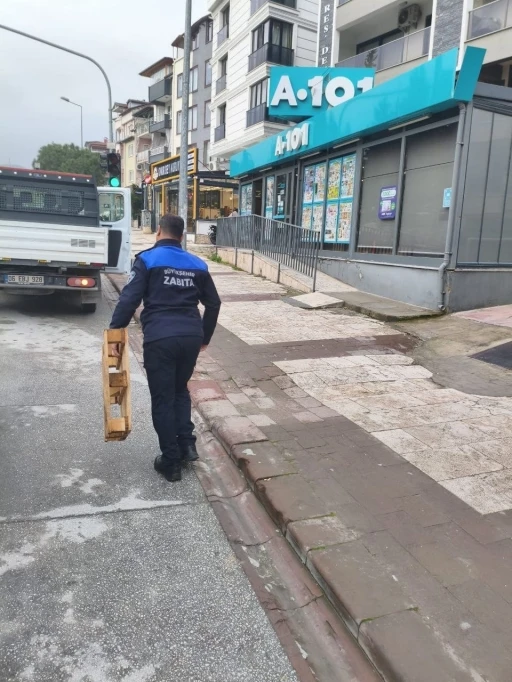 Denizli&rsquo;de zabıta ekipleri yol ve kaldırım işgallerine ge&ccedil;it vermiyor

