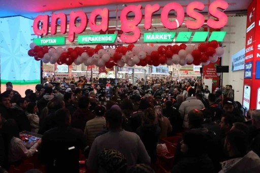 Denizli&rsquo;de zincir marketin indirimli a&ccedil;ılışı geceden sabaha kuyruk oluşturdu
