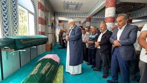 Denizli&rsquo;deki otob&uuml;s faciasında hayatını kaybeden anne ve kızı İzmir&rsquo;de toprağa verildi
