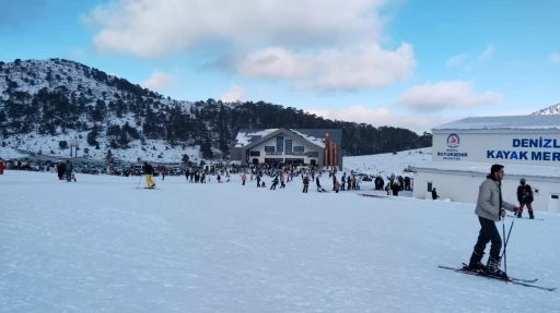 Denizli Kayak Merkezi yeni sezonda ziyaret&ccedil;i akınına uğradı
