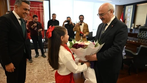 Denizli Valisi K&ouml;şger, makam koltuğunu minik İpek&rsquo;e devretti
