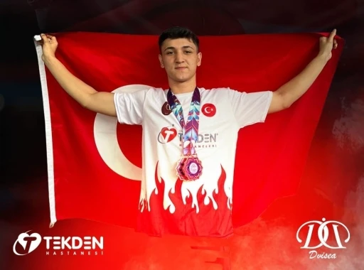 Denizlili Arda kick boksta Dünya 3.’sü oldu
