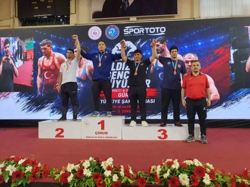 Denizlili g&uuml;reş&ccedil;i &ccedil;ifte şampiyonluk yaşadı

