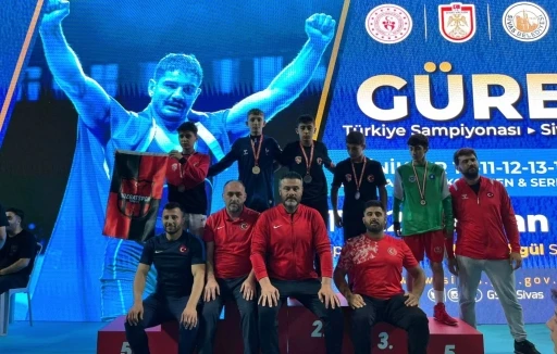 Denizlili güreşçiler Sivas’ta fırtına gibi esti
