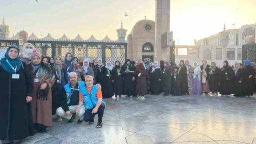 Denizlili kadın umreciler Ravza&rsquo;daki dualarla buluştu
